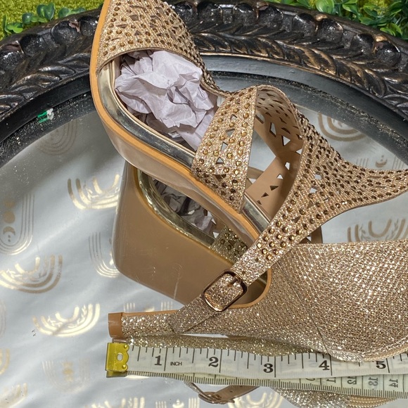 NWT Gold Textured Metallic Heels - Picture 12 of 13